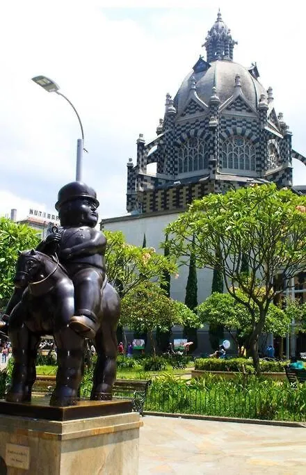 Excepcional Casa Privada Para Familias Y Grupos - Excelente Ubicacion Medellin